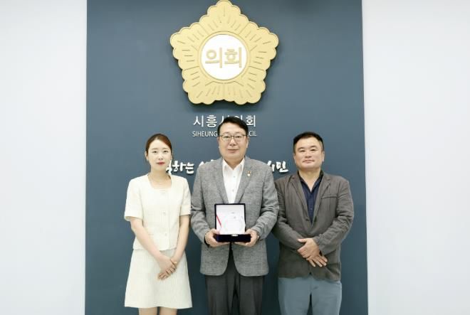 시흥시의회 이봉관 의원, 상인대학 수료생 대표로부터 감사패 받아...지역 상권 실무 역량 강화에 기여