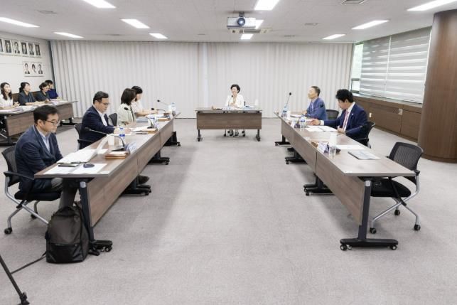 의원연구단체 ‘페어플레이 안산’이 지난 21일 의회 3층 대회의실에서 「안산시 직장운동경기부 발전 방향 모색」 연구용역 중간보고회를 개최했다.