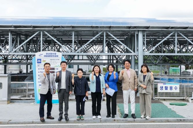 안산시의회 도시환경위원회 위원들이 지난 8월 29일 안산정수장을 방문해 정수시설 운영 현황을 점검했다.
