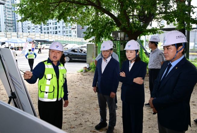 서부간선도로 사업 추진 현황 브리핑 받고 있는 최호정 의장
