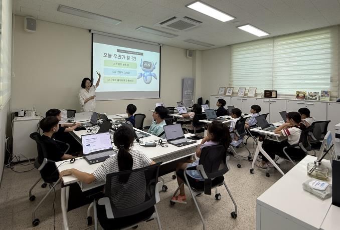 화성특례시 사회적경제주간 행사 일환으로 진행된 사회적경제기업 생성형 인공지능을 활용한 그림책 만들기 원데이 클래스 모습
