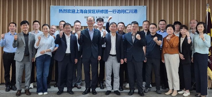 인천항만공사 김순철 경영부사장이 상하이 자유무역구 방한연수단과 기념사진을 촬영하고 있다. / 사진제공 = 인천항만공사