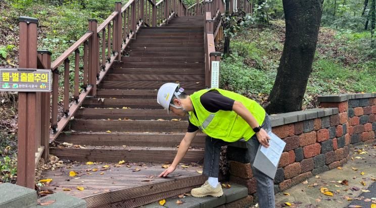 천안도시공사가 태조산공원에서 안전점검을 실시하고 있다.