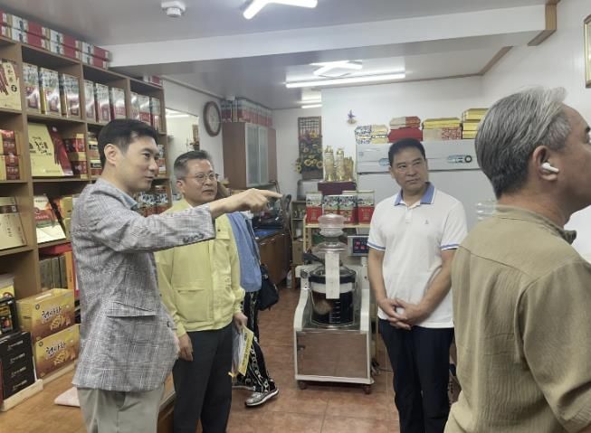 아산시 김범수 부시장이 관련기관과 합동으로 온양온천시장 안전점검을 실시하고 있다.