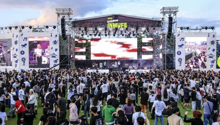 20일 2025 경기인디뮤직페스티벌에서 가수 노브레인이 열띤 공연을 펼치고 있다