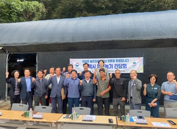 앞줄 왼쪽에서 5번째부터 평택양봉연구회 김학근 회장, 이승돈 농촌진흥청장, 9번째 이우진 평택시농업기술센터 소장, 뒷줄 왼쪽에서 3번째부터 성제훈 경기도농업기술원장, 방혜선 국립농업과학원 농업생물부장