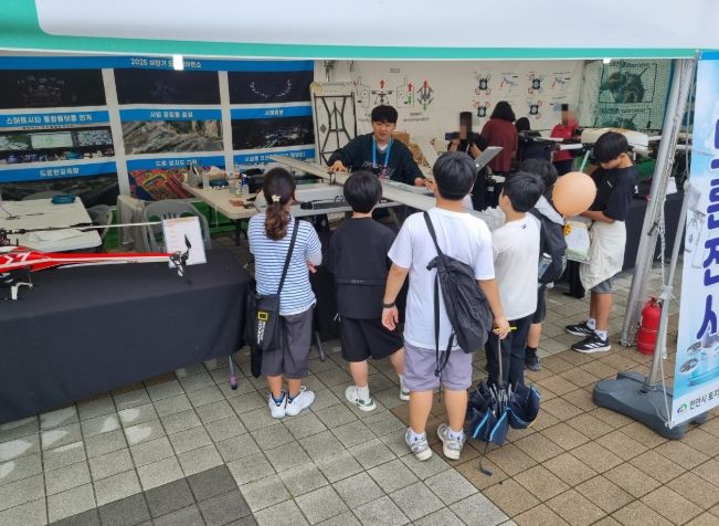 천안시 드론홍보관 부스 운영 모습.