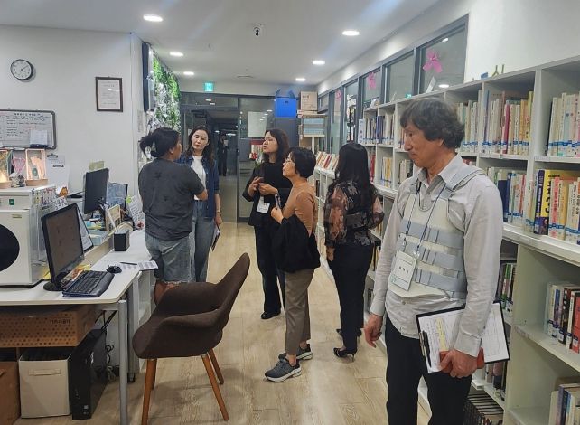 1. 천안시가 사립작은도서관 현장을 방문해 지도점검을 하고 있다.