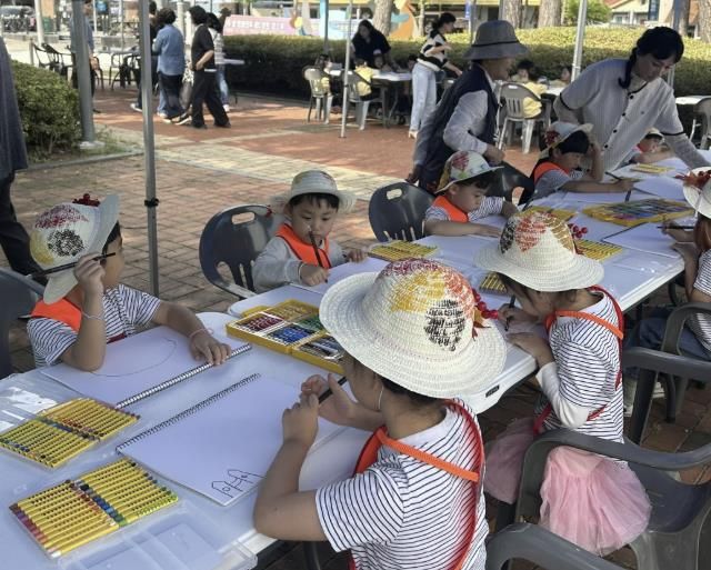 온양2동 어린이 사생대회에 참여한 어린이들이 그림을 그리고 있는 모습