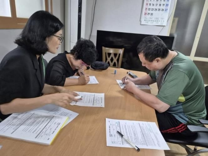 이유영 온양4동장이 방축동 동아아파트를 방문해 찾아가는 서비스를 실시하는 모습