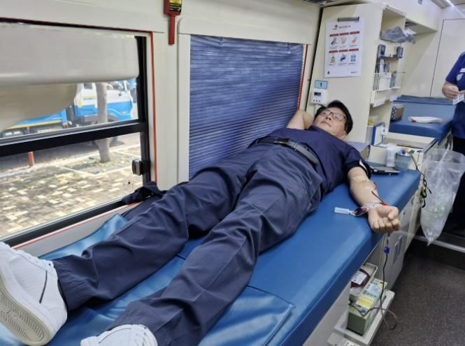 헌혈 중인 아산시먹거리재단 유지원 상임이사