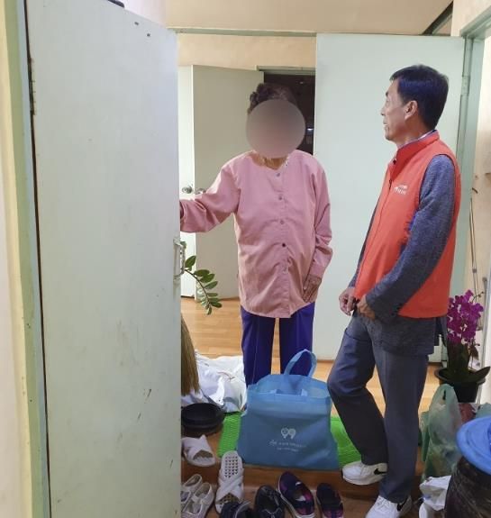 온양2동 행복키움추진단이 독거노인 가정을 방문해 영양보충식품을 전달하는 모습