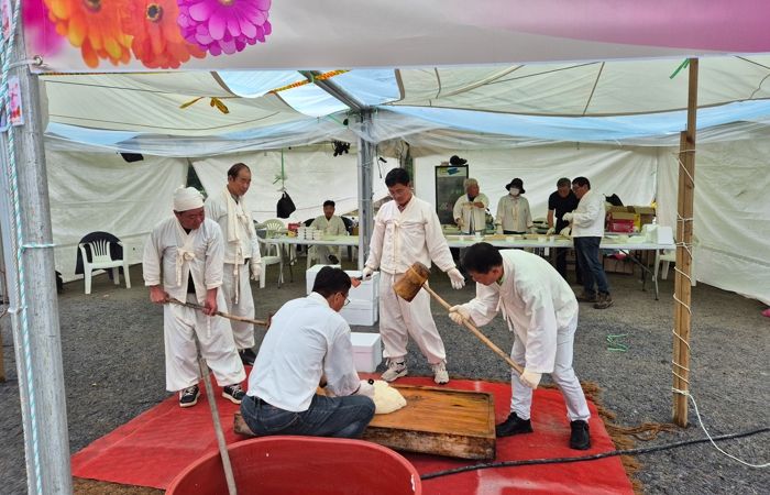 평창읍 이장협의회, 백일홍 축제 기간 인절미 떡메치기 체험
