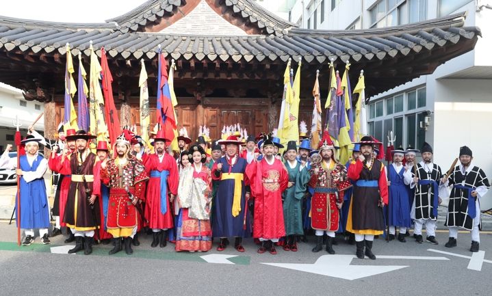 청주시 성안길에 세종대왕 납셨다! 어가 행차 ‘눈길’