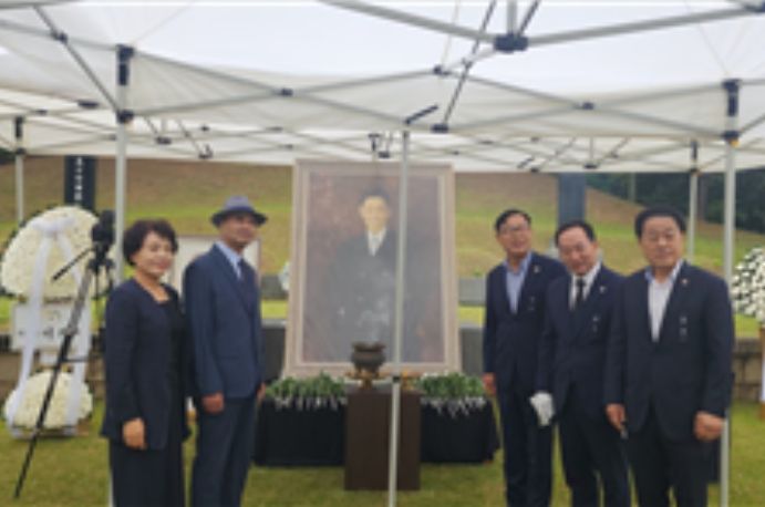 10월 10일 오전11시, 용산구 효창공원 이봉창 의사 묘역에서 열린 ‘이봉창 의사 순국 93주기 추모식’에 참석한 김용호 서울시의원(오른쪽 첫 번째)이 기념촬영을 하고 있다.