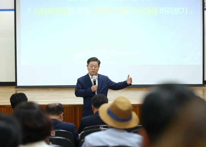 박승원 광명시장이 15일 열린시민청에서 '2025 광명시 도시재생 총괄기획단 세미나'에 참석해 발언하고 있다. ⓒ타임즈<br>
박승원 광명시장이 15일 열린시민청에서 열린 열린시민청에서 '2025 광명시 도시재생 총괄기획단 세미나'에 참석해 발언하고 있다.