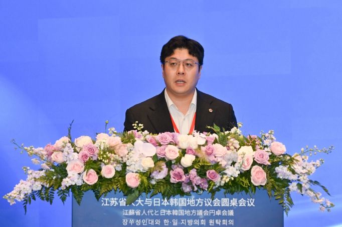 ‘장쑤성인대와 한·일 지방의회 원탁회의’에서 발표 중인 서울특별시의회 김동욱 의원