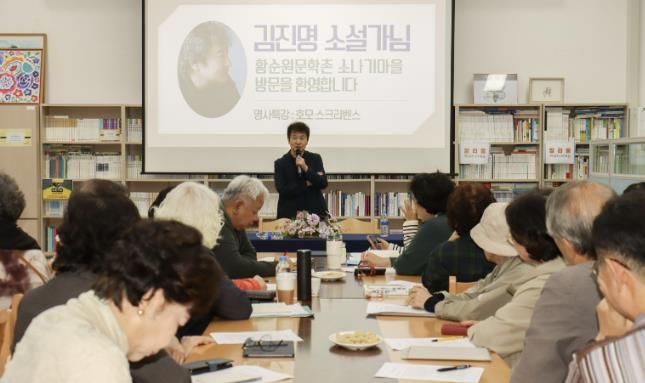 김진명 작가와 강연에 참석한 청중의 모습