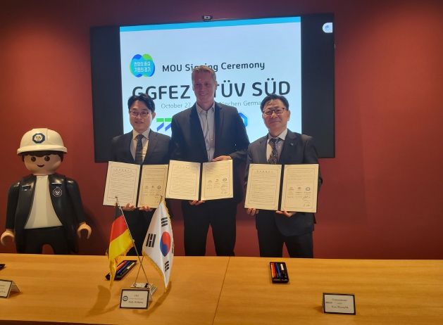 사진 왼쪽부터 서정욱 TUV SUD KOREA 대표, 휘블 볼프강 독일 티유브이슈드 회장,김능식 경기경제청장