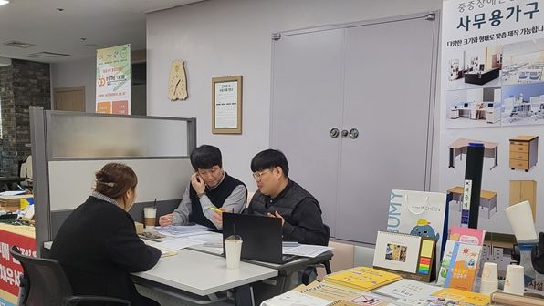 인천시립장애인생산품판매시설 직원들이 지난 3월 연수구청을 방문해 중증장애인 생산품 우선구매 담당자를 대상으로 컨설팅을 하고 있다.