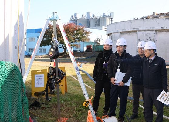 김성훈 이사장과 직원들이 가좌사업소 소화조 준설 작업 현장을 점검하고 있다.