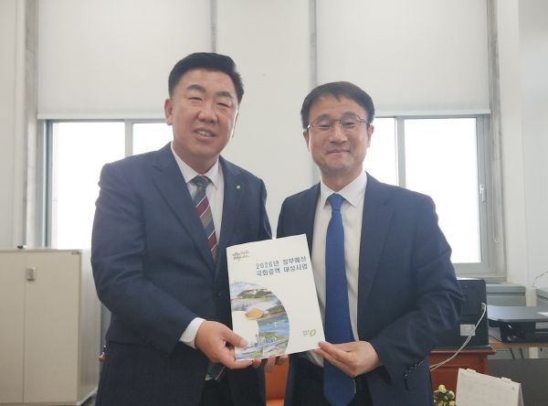 이범석 청주시장, 국비 확보 위해 국회서 막바지 총력. 사진(왼쪽부터 이범석 시장, 한병도 예산결산특별위원회 위원장)