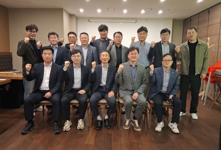 아산시·천안시와 생활권 현안 공유 및 상생협력 논의(첫 번째 줄 왼쪽에서 세 번째 방효찬 아산시 도시개발국장, 네 번째 이경열 천안시 도시주택국장)