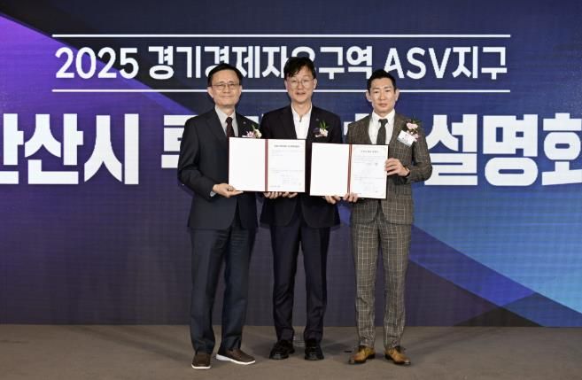 이민근 안산시장(가운데)이 지난 6일 일산 킨텍스에서 대덕전자, (주)MTI 관계자와 투자의향서를 체결하고 기념촬영을 하고 있다.