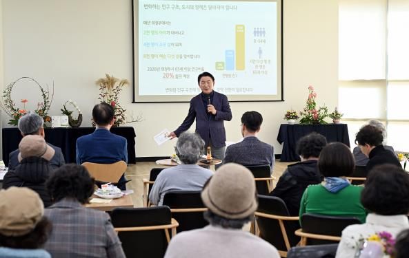 김동근 시장이 11월 7일 ‘성인문해교육 시화전 한마당’ 행사에서 특별강연을 하고 있다.