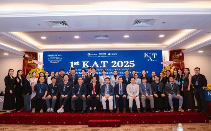 (맨 앞줄 배석 좌석 좌측부터) 리본의원 김병선 원장, 리메이드의원 이정훈 원장, KBIT 노현택 대표, 성남산업진흥원 김홍철 센터장, 르반틴 병원 쩐 반 칸 병원장, 파스칼의원 강경진 원장, 한국스마트의료기기산업진흥재단 허 영 부이사장, 분당서울대병원 허찬영 성형외과장, 순천향대 부천병원 박은수 성형외과장, 분당서울대병원 김종호 교수, 분당서울대병원 김백규 교수