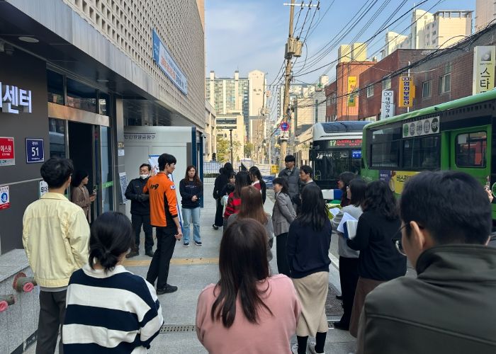 광명시 광명1동 생활문화복합센터는 지난 7일 광북119안전센터와 함께 화재 발생 시 신속한 대응 능력을 강화하기 위한 공공기관 합동 소방대피훈련을 실시했다.