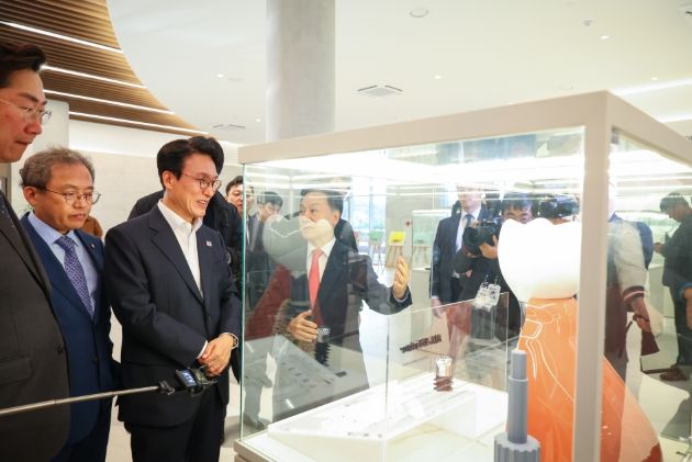 김민석 국무총리가 11일 강원도 원주시 원주 의료기기 클러스터 내 네오바이오텍을 방문, 시찰을 하고 있다.