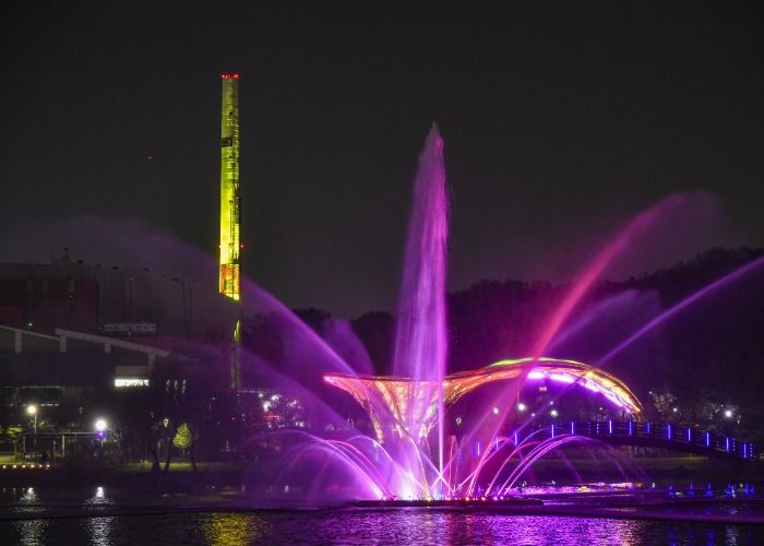 김포시가 도시재생 및 야간정책에 선도적으로 나서고 있다. 올해 6월 산업시설 넘어 공공예술작품으로 재탄생한 김포한강자원화센터굴뚝에서 개최된 야외공연 사진