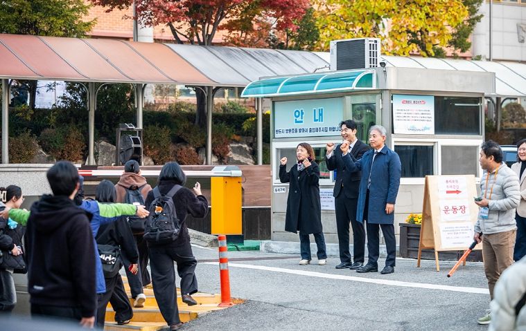 윤환 계양구청장, 수능 고사장 찾아 수험생 응원