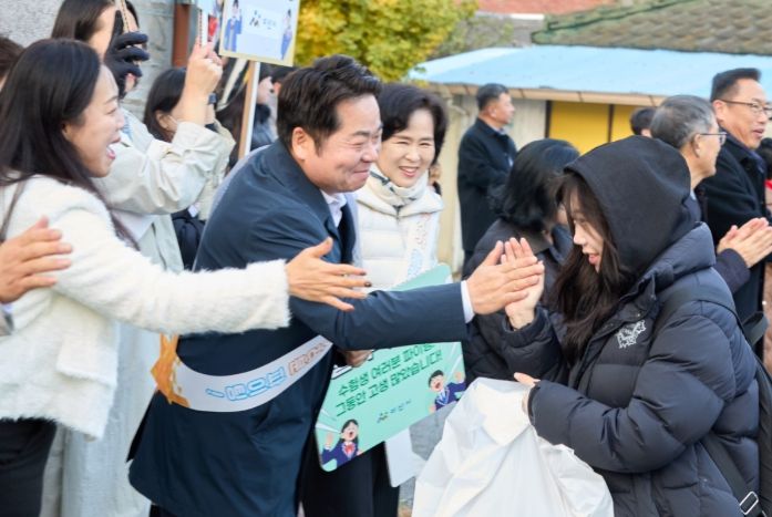 오세현 아산시장이 수능 현장에서 수험생들을 응원하고 있다