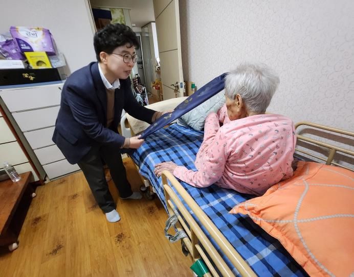 오산시 대원2동, 100세 어르신께 '청려장' 전달