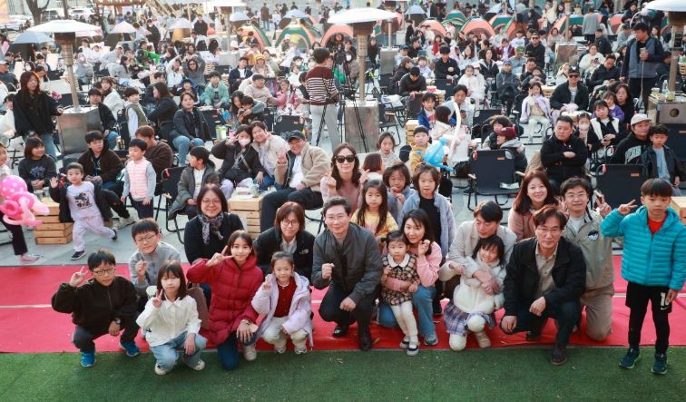 이상일 용인특례시장이 15일 용인포은아트홀 문화광장에서 열린 ‘2025 어텀라운지 페스티벌’에 참석해 시민과 소통의 시간을 갖고 있다