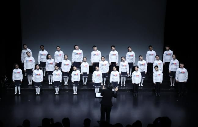 안산시 세계소년소녀합창단이 15일 소극장 보노마루에서 열린 ‘제15회 정기연주회’ 무대에서 합창을 하고 있다.