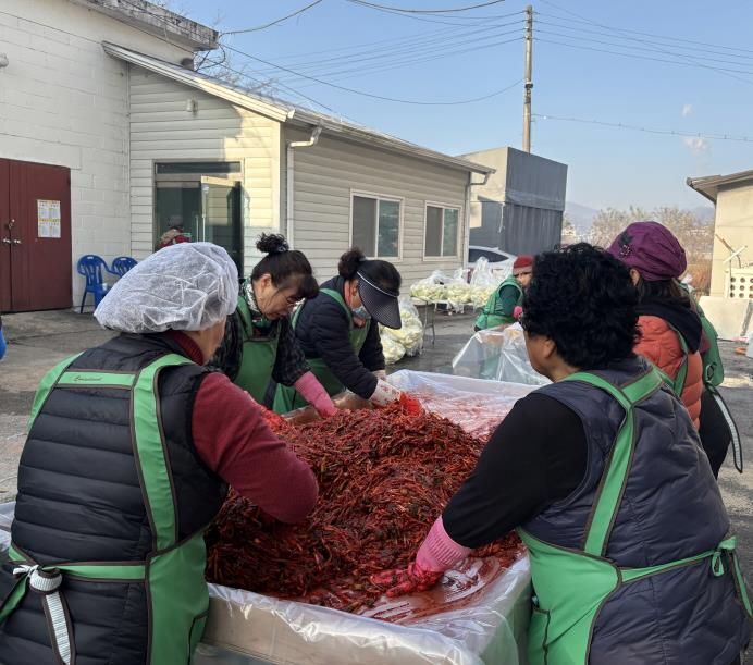 포천시 신북면 남녀새마을회, ‘2025 사랑의 김장 나눔 행사’ 개최