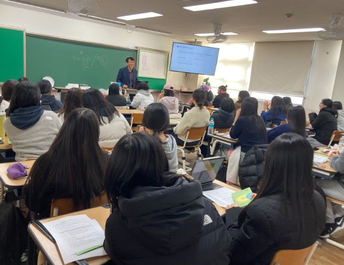 천안시는 18일 두정고등학교에서 인문계 고등학교 학생을 대상으로 청년안정교육을 실시했다.