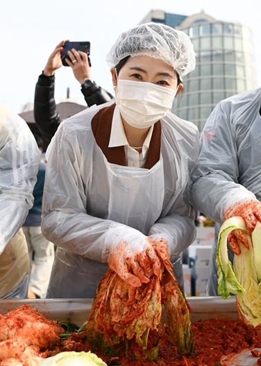 구미경의원 김장행사에 직접 참여하고 있다
