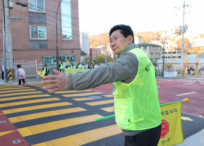 19일 교동초 앞에서 이상일 시장이 교통지도 봉사를 하고 있다