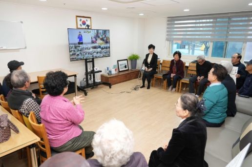 춘천시 노래교실도 화상으로…춘천시 스마트경로당 운영 활기