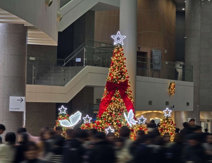 1. 천안예술의전당이 크리스마스를 맞아 대형트리를 설치했다.