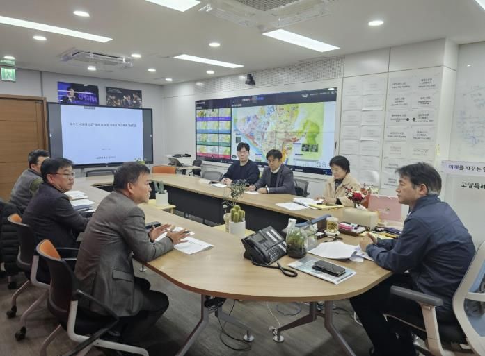 이동환 고양시장이 고양시 상하수도 사업소 관계자로부터 하수도 요금 소급 부과 결과 보고를 받고 있다.