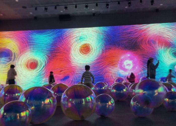 김포시가 오는 31일까지 김포미디어아트센터에서 <물 위의 세계>를 통해 김포의 포구를 조명하고 있다.