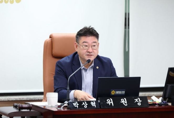 박상혁 서울특별시의회 교육위원장(서초1, 국민의힘)이 11월 24일 서울특별시의회 의원회관에서 진행된 제333회 서울특별시의회 정례회 교육위원회 제5차 회의를 주재하고 있다.