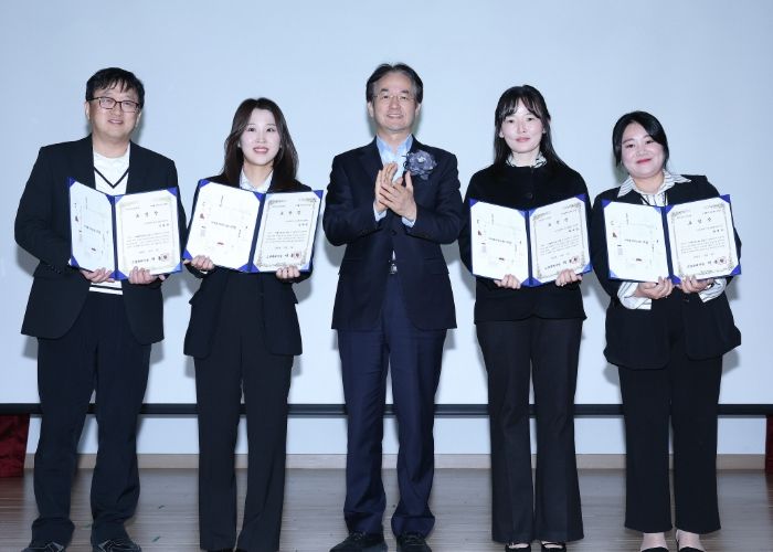 ‘2025년 사업보고회’보육유공자 표창 수상자 기념촬영