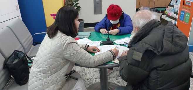 천안시가 한파 취약계층의 안부 확인을 위한 상담을 진행하고 있다.