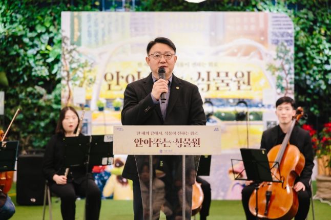 ‘안아주는 식물원’ 앙상블 공연에서 축사하는 김춘곤 의원